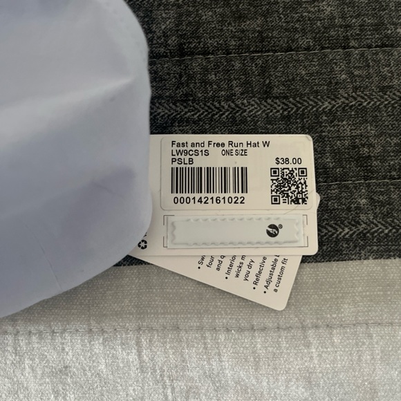 *Band New* Lululemon Hat - Picture 4 of 4